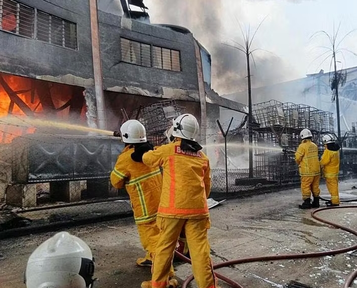http://www.frdmall.cn/wp-content/uploads/2024/11/20241113090917-67346cbd182eb.jpg 柔佛振林山化学厂失火引发“化学雨”.png
