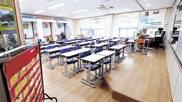 2023年9月4日,首尔瑞二小学教师的49天祭日被定为“公共教育停摆日”,图为当天首尔某小学教室里空无一人。【照片来源:NEWS1】