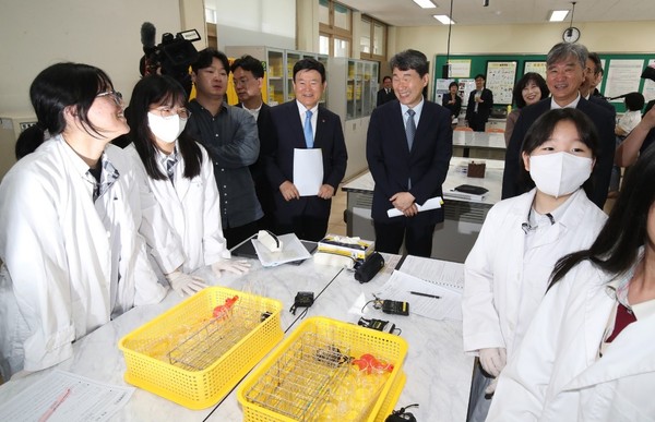 去年6月22日，韩国社会副总理兼教育部长官李周浩正在济州西归浦市表善高中科学实习室参观科学课程。【照片来源：NEWS1】