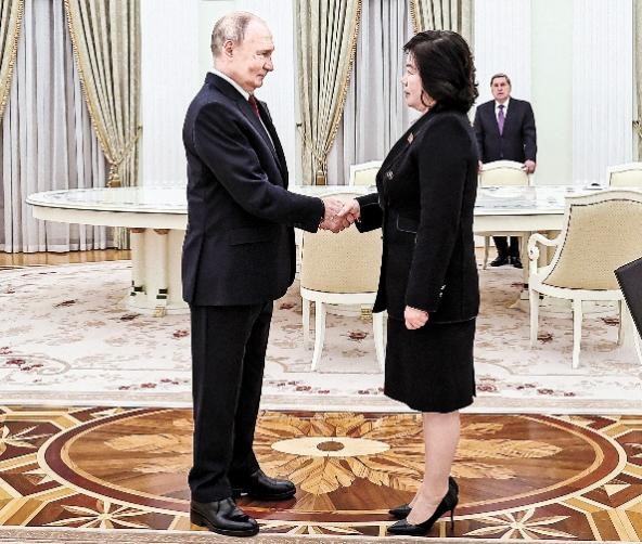 图为俄罗斯总统普京当地时间4日在克里姆林宫会见北韩外务相崔善姬并握手。当天距离今年1月崔善姬访俄后时隔10个月。【照片来源：韩联社】