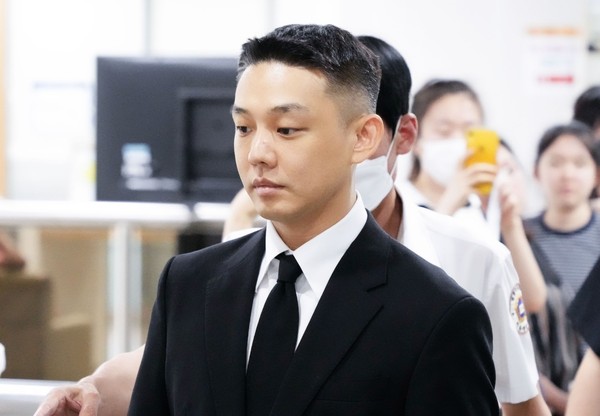 涉嫌经常吸毒的演员刘亚仁(本名严弘植)3日下午出席了在首尔瑞草区首尔中央地方法院举行的一审公审。【照片来源:NEWS1】