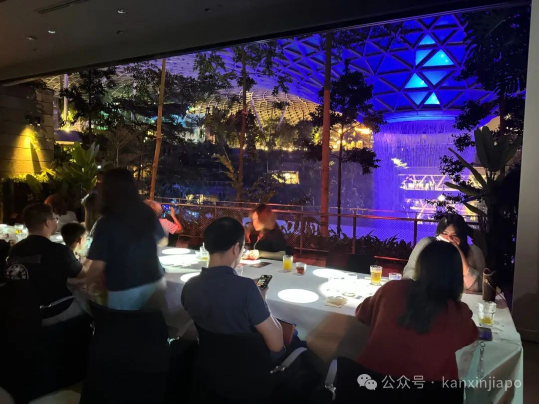 超炫酷3D餐厅,“全球最小厨师”现身樟宜机场!