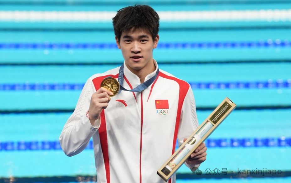 新晋“中国飞鱼”潘展乐闪现樟宜机场，世界大赛即将在新加坡开启