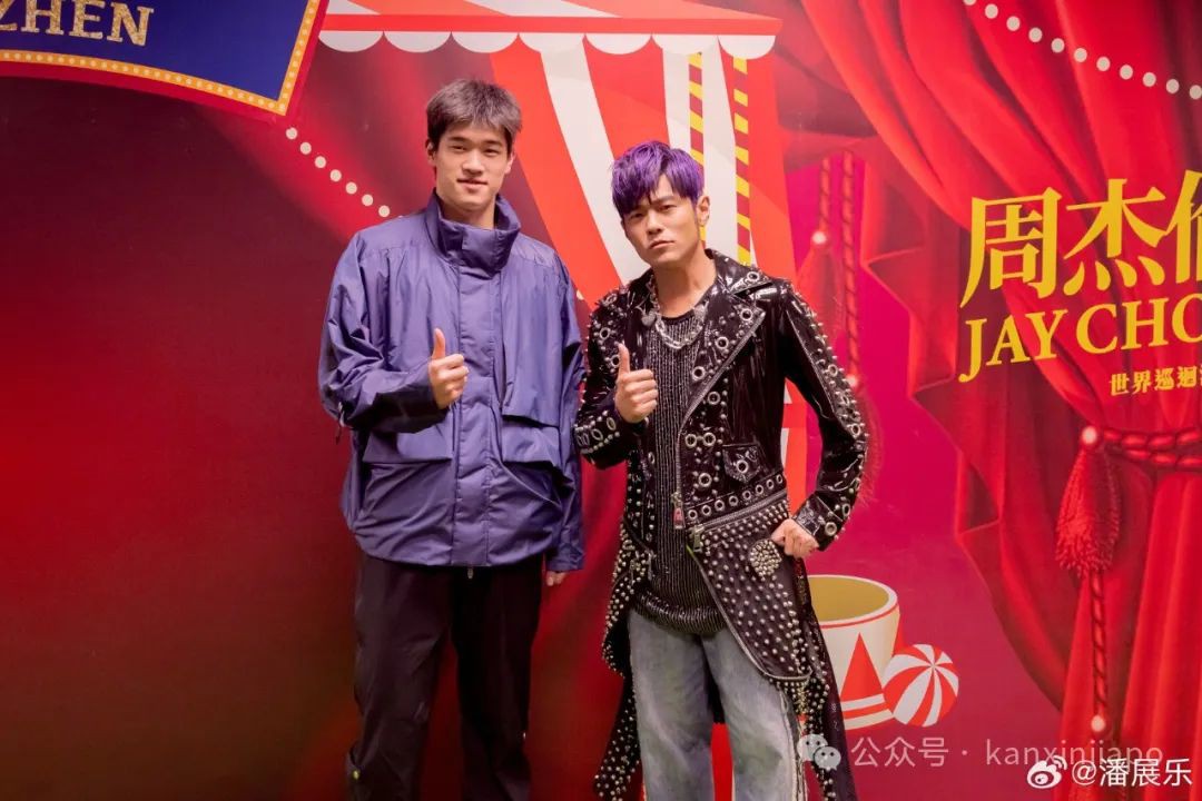 新晋“中国飞鱼”潘展乐闪现樟宜机场，世界大赛即将在新加坡开启