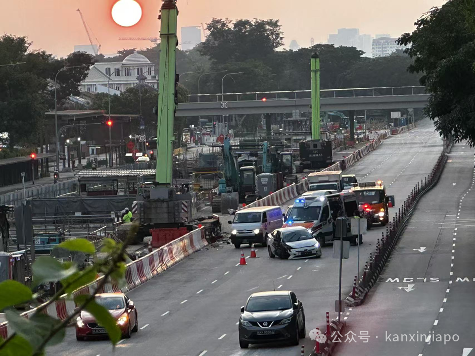 今早丰田车失控撞工地,安全气囊都弹出来了