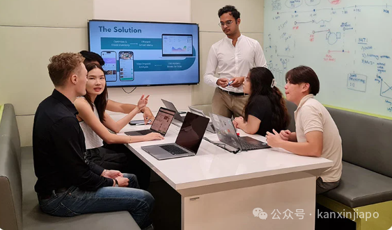 正是因为这项政策，新加坡的商业才能如此繁荣