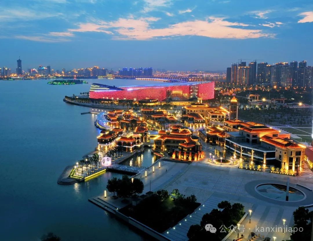 正是因为这项政策，新加坡的商业才能如此繁荣