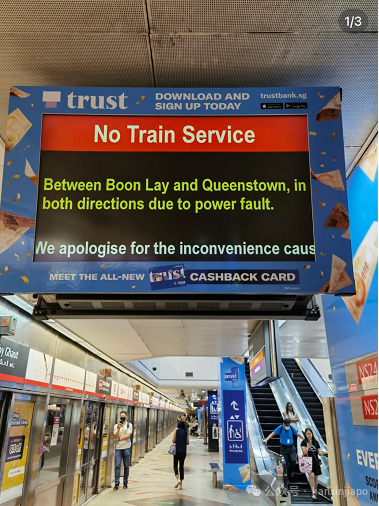 前所未有！新加坡地铁绿线出大bug了！乘客困车厢1小时，轨道徒步回月台....恢复时间未知