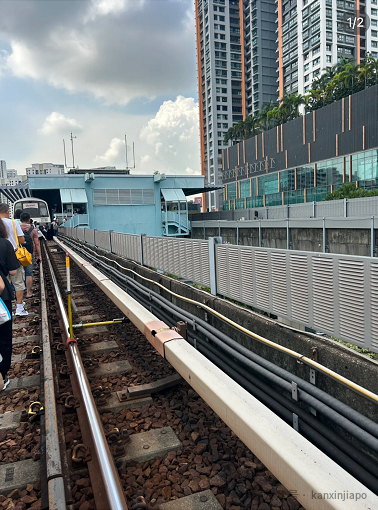 前所未有！新加坡地铁绿线出大bug了！乘客困车厢1小时，轨道徒步回月台....恢复时间未知