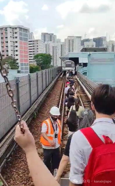 前所未有！新加坡地铁绿线出大bug了！乘客困车厢1小时，轨道徒步回月台....恢复时间未知