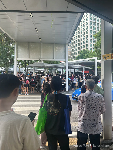 前所未有！新加坡地铁绿线出大bug了！乘客困车厢1小时，轨道徒步回月台....恢复时间未知
