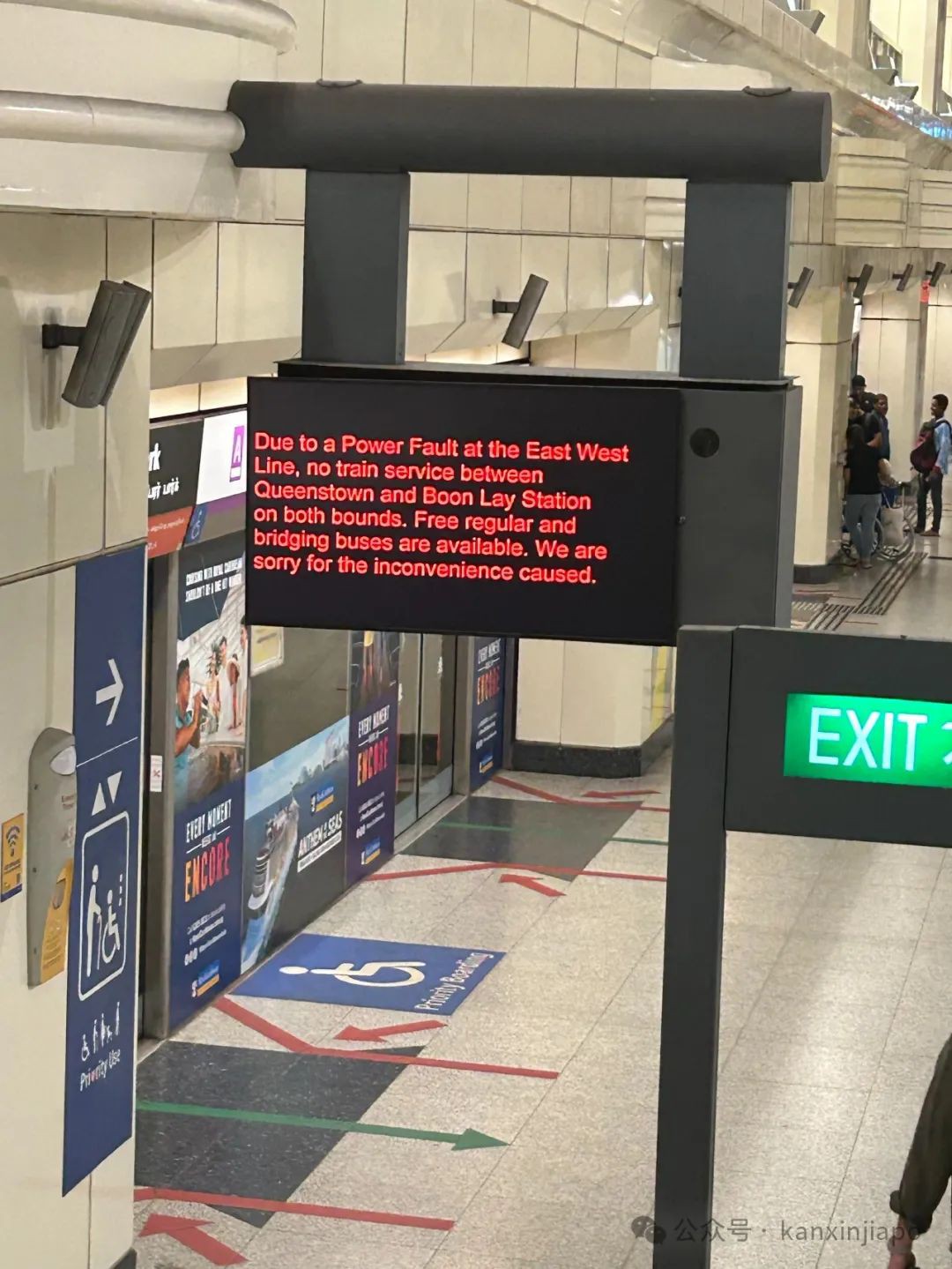 前所未有！新加坡地铁绿线出大bug了！乘客困车厢1小时，轨道徒步回月台....恢复时间未知