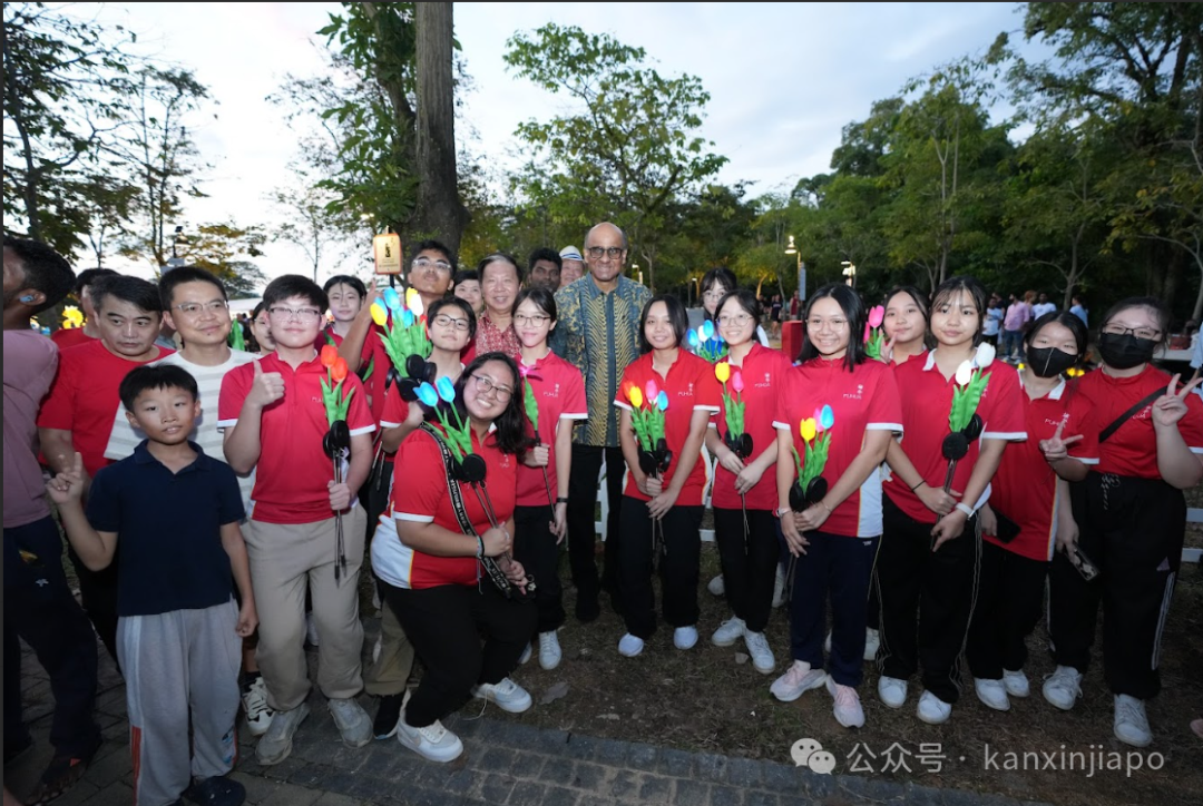 裕廊湖灯会活动精彩纷呈,尚达曼总统亲临现场