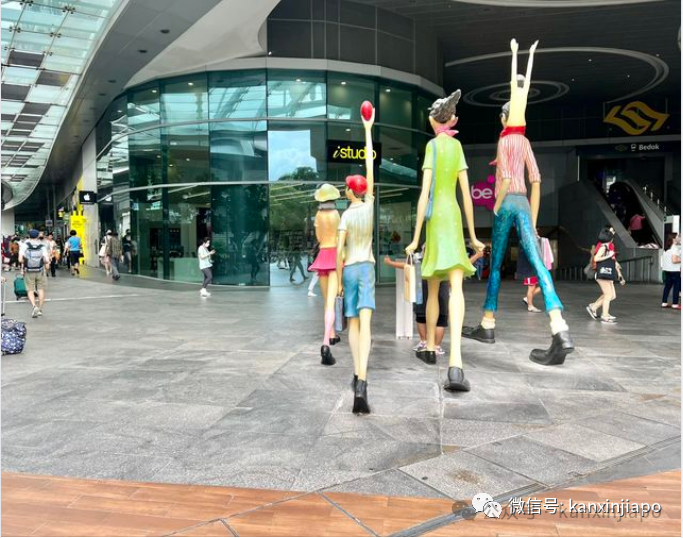 残疾男子兜售纸巾被捕，疑似“外国丐帮”入侵组屋！在新加坡这样乞讨是违法的