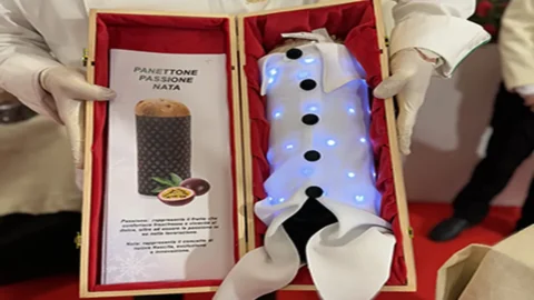 灵感源自那不勒斯 Gaetano Pesce 的 Pulcinella 的“阳具”节日糕点从萨莱诺运抵
