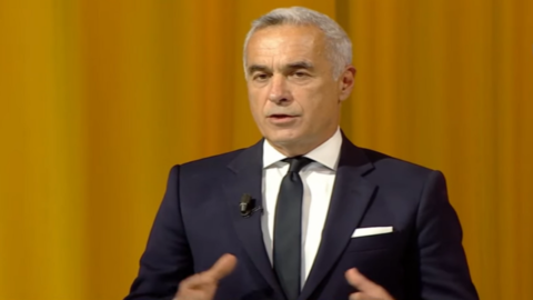 罗马尼亚亲俄罗斯、反北约的候选人乔治斯库否认民调并赢得第一轮选举。乔拉库总理落败