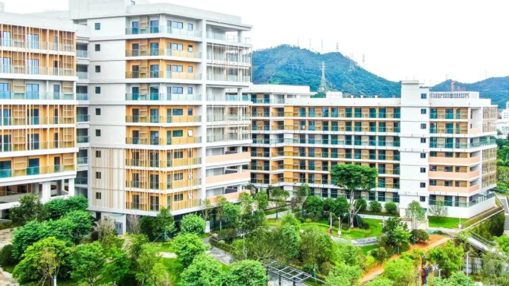 校園一期建設內容為行政辦公、教研組團、宿舍、體育館、食堂、圖書館等生活配套設施。