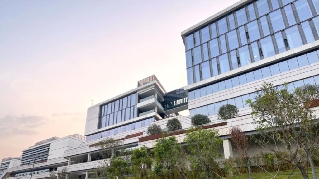 香港城市大學(東莞)出發,一小時左右車程,即可到達深圳、廣州核心區域。