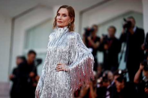 法國影后伊莎貝雨蓓身穿銀色流蘇裙，為《音樂大師》首映禮撐場。