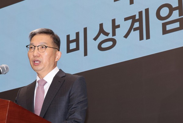 图为韩国警察厅国家侦查本部长禹钟寿当天上午在警察厅召开了关于“12·3紧急戒严事件”调查情况的首次简报会。【照片来源:韩联社】