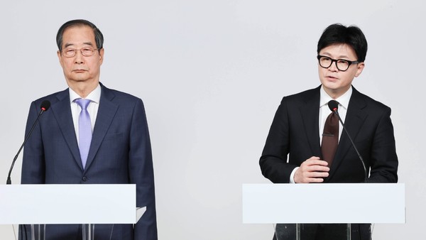 8日上午,国民力量党代表韩东勋和国务总理韩德洙在首尔汝矣岛国民力量党总部就国政解决方案发表联合讲话。【照片来源:韩联社】