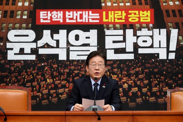 共同民主党党首李在明8日下午在首尔汝矣岛国会召开记者会,就国务总理韩德洙和国民力量党党首韩东勋发表的公开讲话表明立场。【照片来源:NEWS1】