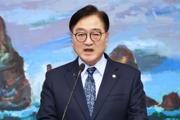 国会议长禹元植8日下午在首尔汝矣岛国会召开紧急记者会,就国务总理韩德洙和国民力量党代表韩东勋的联合谈话表明立场。【照片来源:韩联社】