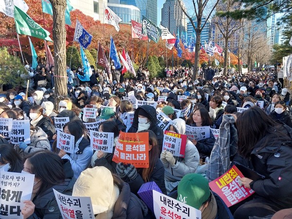 7日，在首尔汝矣岛韩国产业银行总部前举行的大学生时局大会。主办方估计约有31所大学的1200名学生参加。【摄影：曹秀彬(音) 记者】 