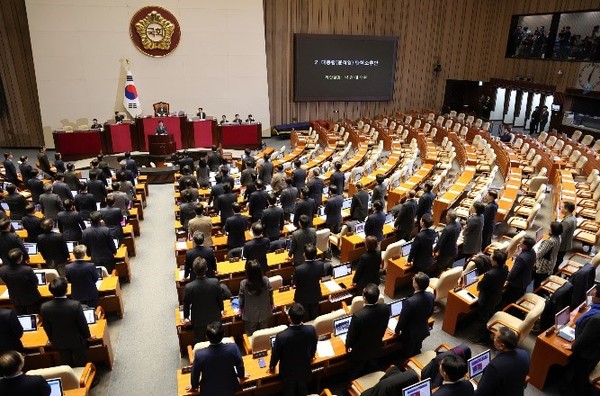 图为7日下午，在韩国国会全体会议上，共同民主党院内代表朴赞大及其他在野党议员逐一呼点参加“解除紧急戒严决议案”投票的国民力量党议员的名字。【照片来源：韩联社】