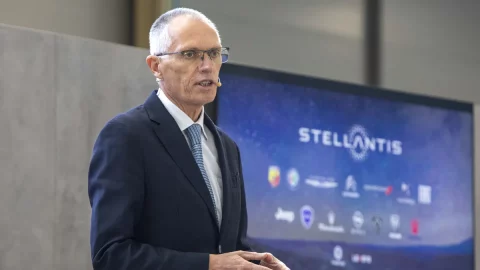 Stellantis：塔瓦雷斯疯狂地削减成本，没有创业逻辑和对人的尊重。返回马尔乔内