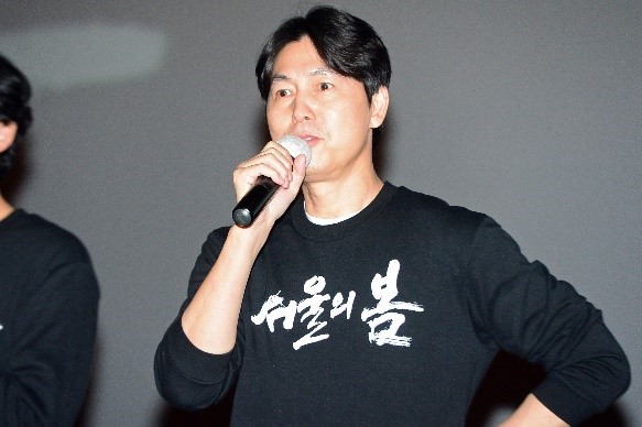 图为演员郑雨盛去年12月出席电影《首尔之春》的舞台问候。【照片来源：NEWS1】