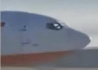 济州航空客机事故机长的最后画面被公开。网友们推测,机长可能在最后一刻仍在触摸头顶的控制面板,尽最大努力减少损失。【照片来源:MBC截图】