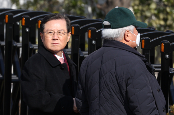 【图为尹锡悦总统法律代理团队律师尹甲根和金洪一。照片来源:韩联社】