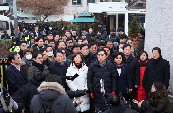 国民力量党议员金起炫、罗卿瑗等人于6日下午在首尔龙山区总统官邸前发表立场。【摄影：金京绿 记者】