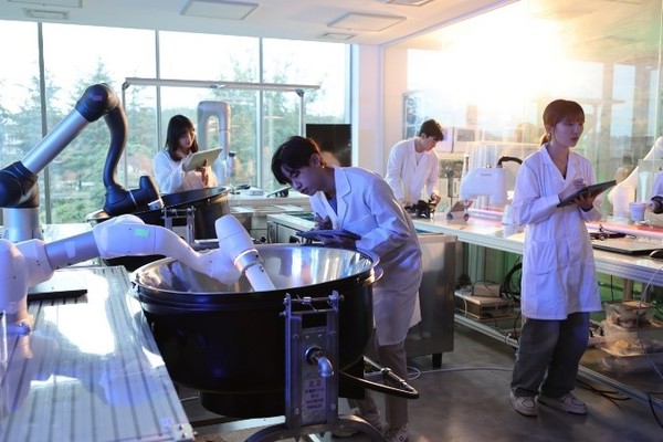 图为在浦项工科大学IT融合工科系的专业课中正在进行利用小型机械臂进行实机操作。图中的教学场所元创客空间配备了3D打印机、激光切割机等，帮助学生实现创意。【照片来源：浦项工科大学】