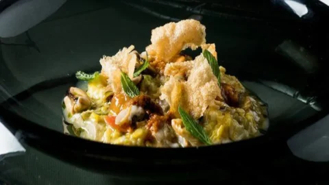菜蓟煎蛋配海鲜和混合沙拉的食谱：主厨 Daniele Usai 的星级美食悬浮在陆地和海洋风味之间