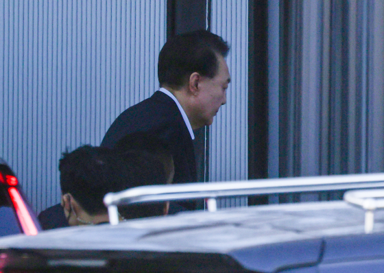 尹锡悦总统于15日被正式逮捕,正在前往公调处接受调查。【照片来源:韩联社】