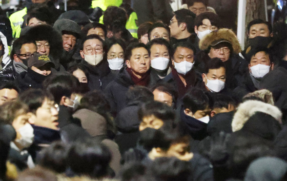 尹锡悦总统被捕时,国民力量党议员们正在关注警方进入总统官邸。【照片来源:NEWS1】