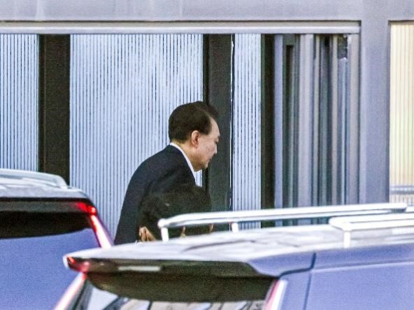 因涉嫌内乱主谋等被捕的总统尹锡悦15日上午抵达京畿道果川高级公职人员犯罪调查处(公调处)并前往调查室。【摄影:金成龙 记者】