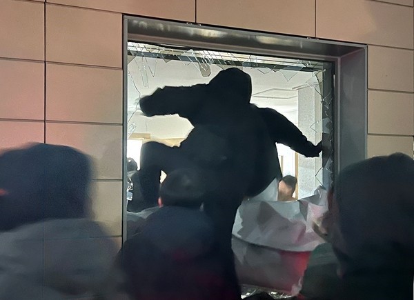 1月19日凌晨,随着法院正式签发针对尹锡烈总统的拘留令,尹锡悦的支持者闯入位于首尔的西部地方法院并制造混乱。【照片来源:NEWS1】