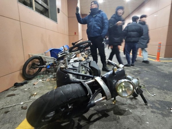 1月19日,尹锡悦总统拘留令发出后,支持者闯入西部地方法院制造暴力事件。事件中,法院内部的物品和家具遭到破坏。【摄影:李英根 记者】