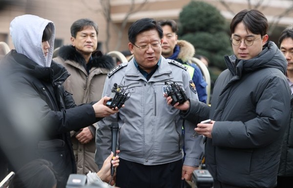 代理警察厅长李浩永在1月19日上午对西部地方法院检查完毕后,接受记者提问。【照片来源:韩联社】