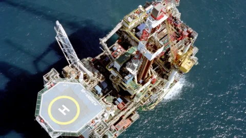 BP 解雇 7.700 名员工，并将利用人工智能节省 2 亿美元：绿色转型的代价。我们会回到石油吗？