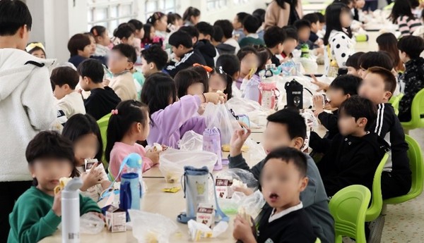 在吃午饭的小学生们。【照片来源:NEWSIS】