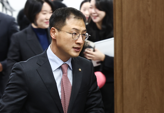 9日上午，国民力量党议员金相旭正在进入位于首尔汝矣岛的国会，准备举行关于提议将6·10民主抗争设立为国定假日的记者会。【照片来源：NEWS1】