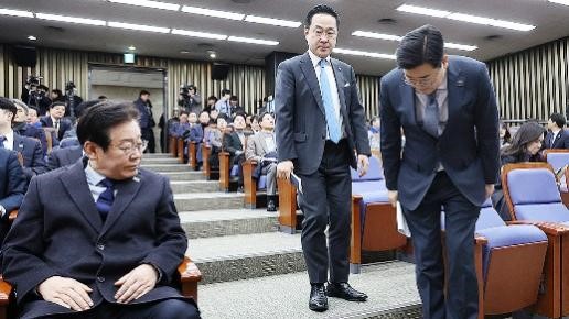 共同民主党院内代表朴赞大15日进入国会举行的议员全体会议,向党首李在明致意。【照片来源:韩联社】