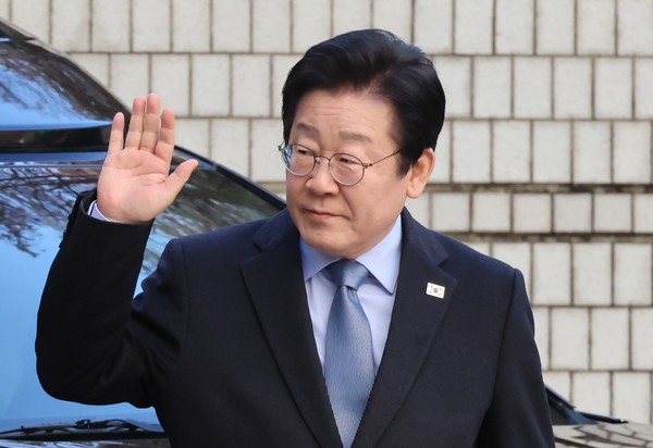 23日,共同民主党党首李在明出席在首尔瑞草区首尔高等法院举行的涉嫌违反公职选举法案上诉首次庭审。【照片来源:韩联社】