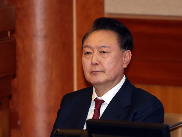 尹锡悦总统23日下午出席了在首尔钟路区宪法院大审判庭举行的弹劾审判第4次辩论。【照片来源:联合采访团】