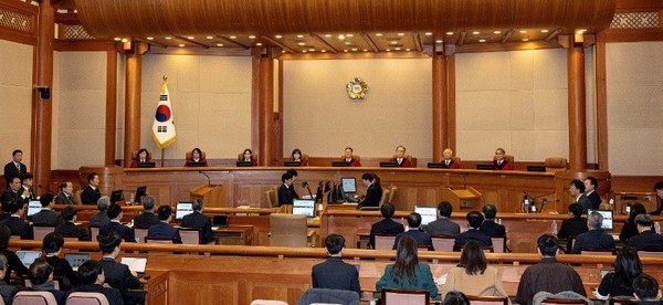 尹锡悦总统出席21日下午在首尔钟路区宪法法院大审判庭举行的尹锡悦总统弹劾审判第三次辩论。当天宪法法官们入场后,出席者起立就座。【照片来源:联合采访团】