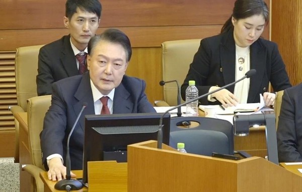 图为韩国总统尹锡悦4日作为被告出席在首尔钟路区宪法法院举行的弹劾审判第五次辩论并发言。【照片来源:宪法法院】
